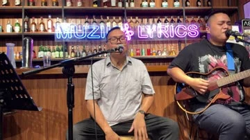 Julius Barron performing an acoustic set on vocals and cajon with guitar accompaniment